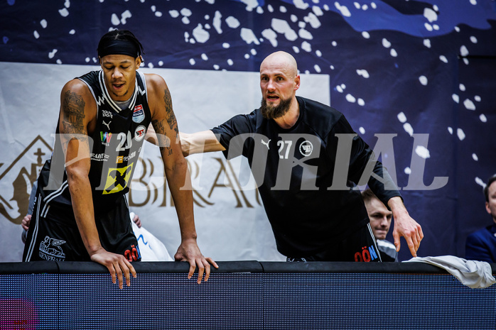 Basketball, Win2Day Superliga 2023/24, Grunddurchgang 11.Runde, Vienna Timberwolves, Flyers Wels, Christopher Ferguson (20), Christian Von Fintel (27)