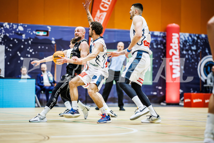 Basketball, Win2Day Superliga 2023/24, Grunddurchgang 11.Runde, Vienna Timberwolves, Flyers Wels, Christian Von Fintel (27), Oscar Schmit (36)