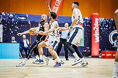 Basketball, Win2Day Superliga 2023/24, Grunddurchgang 11.Runde, Vienna Timberwolves, Flyers Wels, Christian Von Fintel (27), Oscar Schmit (36)
