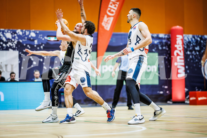 Basketball, Win2Day Superliga 2023/24, Grunddurchgang 11.Runde, Vienna Timberwolves, Flyers Wels, Christian Von Fintel (27), Oscar Schmit (36)