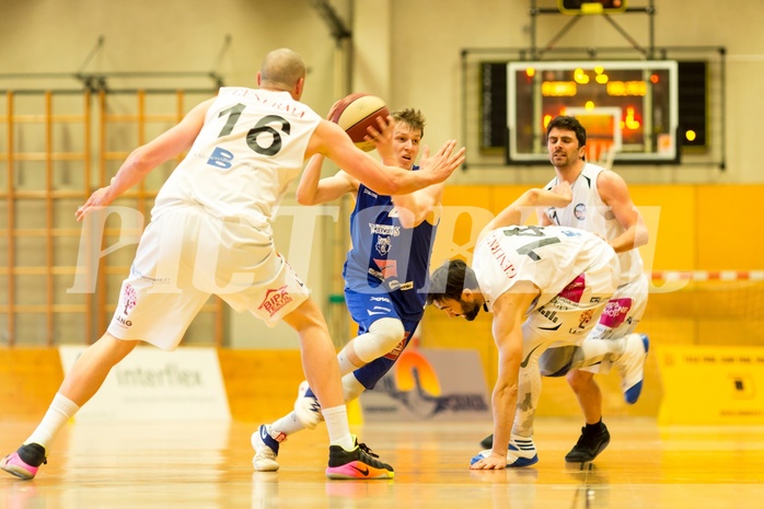 Basketball, 2.Bundesliga, Playoff VF Spiel 1, Mattersburg Rocks, Vienna D.C. Timberwolves, Maximilian Pelz (22), Corey HALLETT (16)