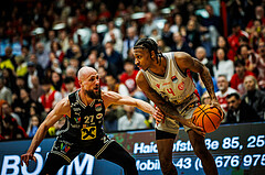 Basketball, Basketball Austria CUP 2023/24, Finale, Traiskirchen Lions, Flyers Wels, Christian Von Fintel (27), Demarcus Demonia (4)