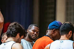 Basketball, Basketball Zweite Liga 2022/23, Grunddurchgang 6.Runde, Basket Flames, Union Deutsch Wagram Alligators, Canice Uchenna Nwaiwu (Ass. Coach)
