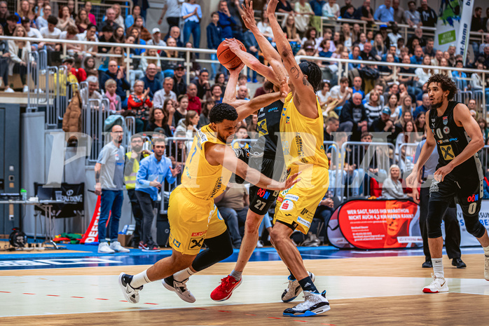 Basketball, Win2Day Superliga 2022/23, Viertelfinale Spiel 4, SKN St. Pölten Basketball, Raiffeisen Flyers Wels, Steven Kaltenbrunner (7), Christian Von Fintel (27)