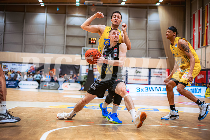 Basketball, Win2Day Superliga 2022/23, Viertelfinale Spiel 4, SKN St. Pölten Basketball, Raiffeisen Flyers Wels, Akkan Atasoy (23), Gavrilo Tepic (4)