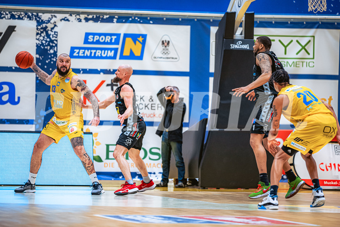Basketball, Win2Day Superliga 2022/23, Viertelfinale Spiel 4, SKN St. Pölten Basketball, Raiffeisen Flyers Wels, Nebosja Dukic (13), Christian Von Fintel (27)