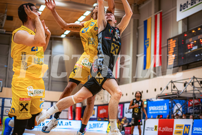 Basketball, Win2Day Superliga 2022/23, Viertelfinale Spiel 4, SKN St. Pölten Basketball, Raiffeisen Flyers Wels, Christopher Ferguson (20), Gavrilo Tepic (4)