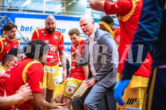 Basketball, Win2Day Superliga 2022/23, Viertelfinale Spiel 4, SKN St. Pölten Basketball, Raiffeisen Flyers Wels, Mike Coffin (Head Coach)