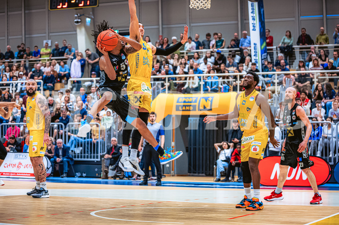 Basketball, Win2Day Superliga 2022/23, Viertelfinale Spiel 4, SKN St. Pölten Basketball, Raiffeisen Flyers Wels, Terell Allen (5), Philip Jalalpoor (5)