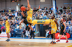 Basketball, Win2Day Superliga 2022/23, Viertelfinale Spiel 4, SKN St. Pölten Basketball, Raiffeisen Flyers Wels, Terell Allen (5), Philip Jalalpoor (5)