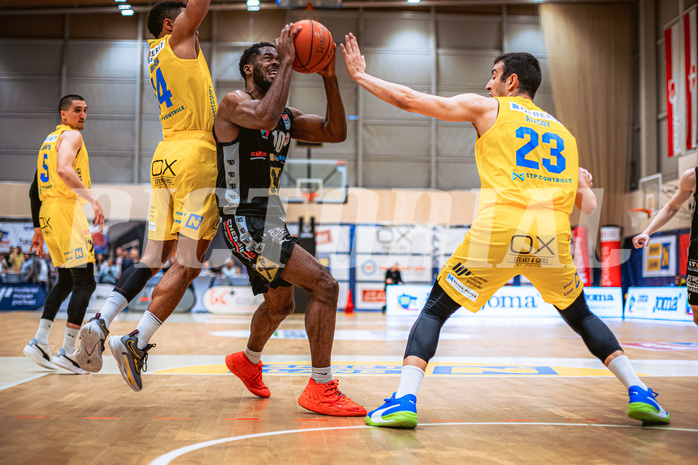 Basketball, Win2Day Superliga 2022/23, Viertelfinale Spiel 4, SKN St. Pölten Basketball, Raiffeisen Flyers Wels, Austen Awosika (10), Akkan Atasoy (23)