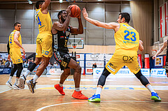 Basketball, Win2Day Superliga 2022/23, Viertelfinale Spiel 4, SKN St. Pölten Basketball, Raiffeisen Flyers Wels, Austen Awosika (10), Akkan Atasoy (23)