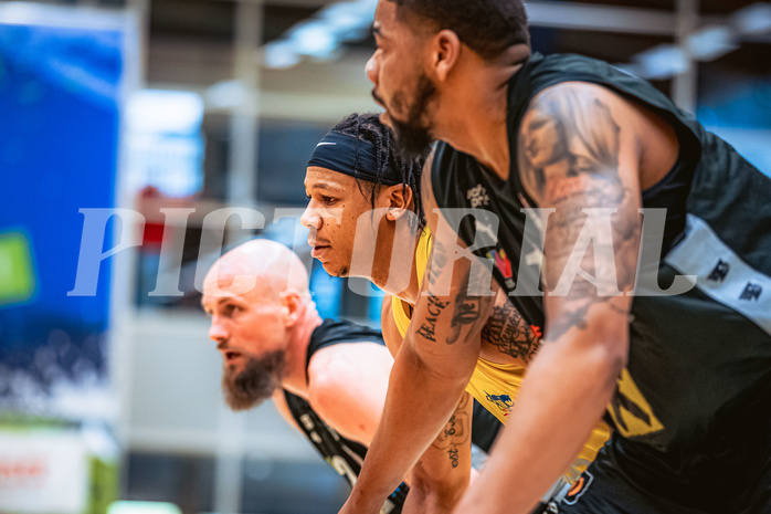 Basketball, Win2Day Superliga 2022/23, Viertelfinale Spiel 4, SKN St. Pölten Basketball, Raiffeisen Flyers Wels, Christian Von Fintel (27), Christopher Ferguson (20), Donovan Smith (1)