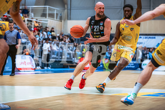 Basketball, Win2Day Superliga 2022/23, Viertelfinale Spiel 4, SKN St. Pölten Basketball, Raiffeisen Flyers Wels, Christian Von Fintel (27), Kelvin Lewis (1)