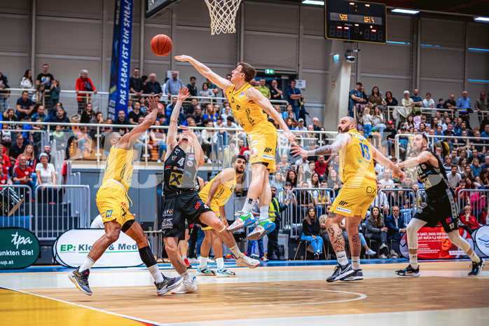 Basketball, Win2Day Superliga 2022/23, Viertelfinale Spiel 4, SKN St. Pölten Basketball, Raiffeisen Flyers Wels, Gavrilo Tepic (4), Roman Jagsch (9)