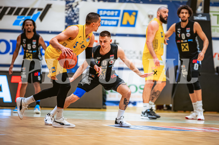Basketball, Win2Day Superliga 2022/23, Viertelfinale Spiel 4, SKN St. Pölten Basketball, Raiffeisen Flyers Wels, Philip Jalalpoor (5), Danilo Tepic (9)