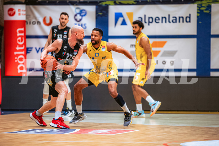 Basketball, Win2Day Superliga 2022/23, Viertelfinale Spiel 4, SKN St. Pölten Basketball, Raiffeisen Flyers Wels, Christian Von Fintel (27), Michael Holton Jr. (14)
