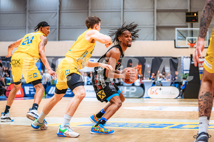 Basketball, Win2Day Superliga 2022/23, Viertelfinale Spiel 4, SKN St. Pölten Basketball, Raiffeisen Flyers Wels, Roman Jagsch (9), Terell Allen (5)