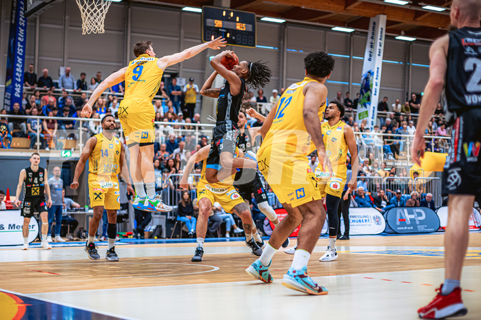 Basketball, Win2Day Superliga 2022/23, Viertelfinale Spiel 4, SKN St. Pölten Basketball, Raiffeisen Flyers Wels, Roman Jagsch (9), Terell Allen (5)