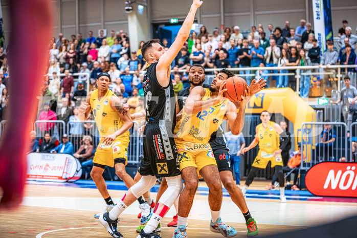 Basketball, Win2Day Superliga 2022/23, Viertelfinale Spiel 4, SKN St. Pölten Basketball, Raiffeisen Flyers Wels, Arvydas Gydra (13), Rashaan Guylain Mbemba (12)