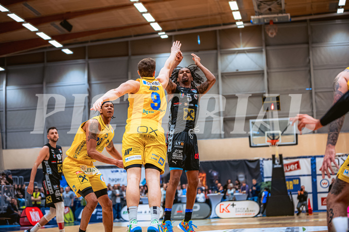 Basketball, Win2Day Superliga 2022/23, Viertelfinale Spiel 4, SKN St. Pölten Basketball, Raiffeisen Flyers Wels, Roman Jagsch (9), Terell Allen (5)