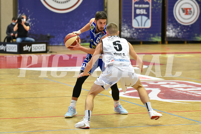 Basketball Superliga 2020/21, Grunddurchgang 6.Runde Flyers Wels vs. Swans Gmunden, Daniel Friedrich (6), Gavrilo Tepic (05)
