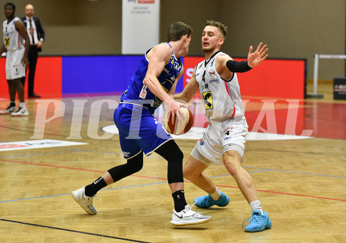 Basketball Superliga 2020/21, Grunddurchgang 6.Runde Flyers Wels vs. Swans Gmunden, Benedikt Güttl (7), Jan Raszdevsek (4),

