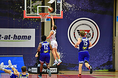 Basketball Superliga 2020/21, Grunddurchgang 6.Runde Flyers Wels vs. Swans Gmunden, Stephon Jelks (12), Lukas Reichle (17), Daniel Dolenc (15),

