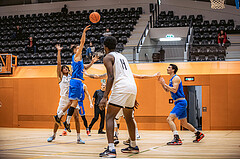Basketball, Basketball Zweite Liga 2022/23, Grunddurchgang 11.Runde, Basket Flames, Pirlo Kufstein Towers, Yann Grandperret (3), Luka Bozak (6)