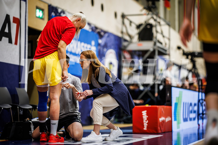 Basketball, Win2Day Basketball Damen Superliga 2023/24, Playoff, Finale Spiel 3, SKN St. Pölten, UBI Graz, Lea Feitl (33), Lana Petrovic (Head Coach)