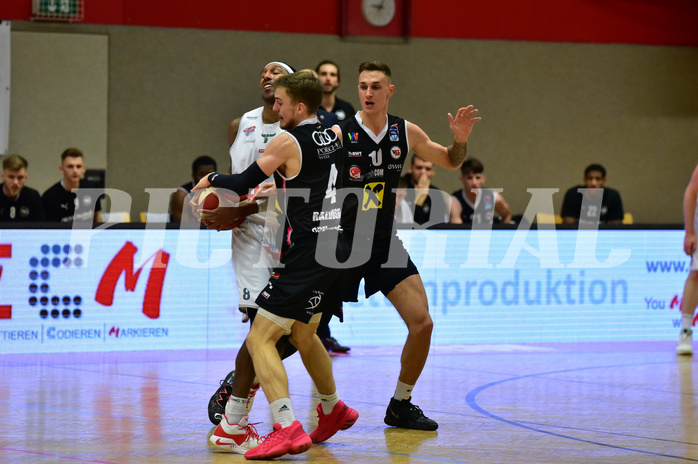 Basketball Superliga 2020/21, Grunddurchgang 11.Runde Flyers Wels vs. Kapfenberg Bulls, Eric McClellan (8), Jan Raszdevsek (4), Aleksandar Andjelkovic (10)

