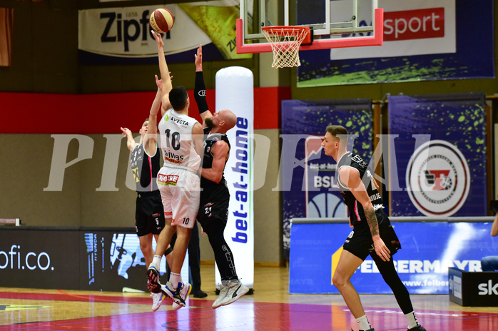 Basketball Superliga 2020/21, Grunddurchgang 11.Runde Flyers Wels vs. Kapfenberg Bulls, Lukas Reichle (17), Gavrilo Tepic (5),Dejan Cigoja (10), Christian Von Fintel (27),

