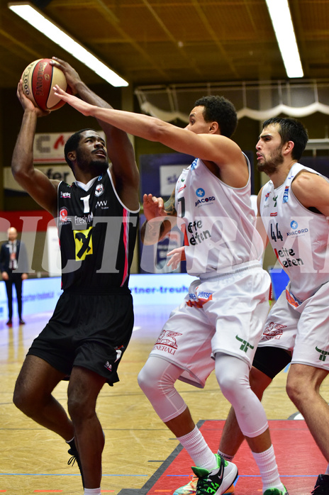 Basketball Superliga 2020/21, Grunddurchgang 11.Runde Flyers Wels vs. Kapfenberg Bulls, Austen Awosika (1), AJ. Turner (7), Alexander James Herrera (44)

