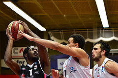 Basketball Superliga 2020/21, Grunddurchgang 11.Runde Flyers Wels vs. Kapfenberg Bulls, Austen Awosika (1), AJ. Turner (7), Alexander James Herrera (44)

