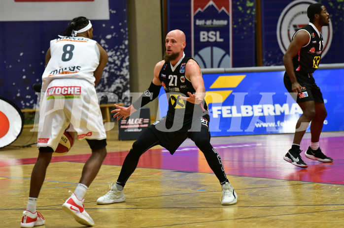 Basketball Superliga 2020/21, Grunddurchgang 11.Runde Flyers Wels vs. Kapfenberg Bulls, Eric McClellan (8), Christian Von Fintel (27),

