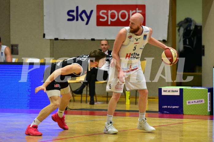 Basketball Superliga 2020/21, Grunddurchgang 11.Runde Flyers Wels vs. Kapfenberg Bulls, Jan Raszdevsek (4), Thomas Schreiner (5),

