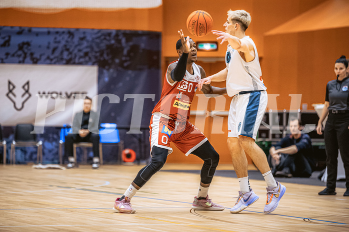 Basketball, Win2Day Superliga 2022/23, Grunddurchgang 15.Runde, Vienna Timberwolves, Arkadia Traiskirchen Lions, Davon Clare (0), Elias Wlasak (8)