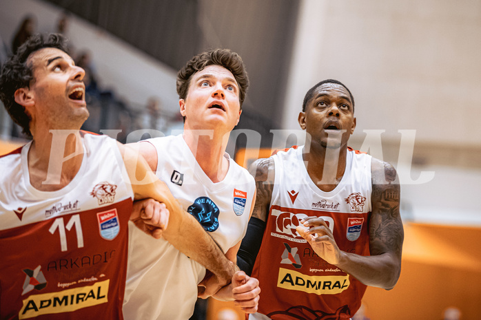 Basketball, Win2Day Superliga 2022/23, Grunddurchgang 15.Runde, Vienna Timberwolves, Arkadia Traiskirchen Lions, Fabricio Vay (11), Philipp D’Angelo (9), Davon Clare (0)