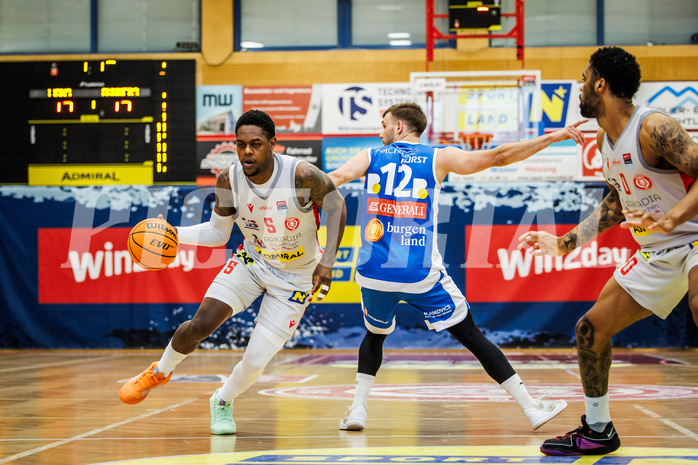 Basketball, win2day Basketball Superliga 2023/24, Halbfinale Spiel 1, Traiskirchen Lions, Oberwart Gunners, Davon Clare (5)