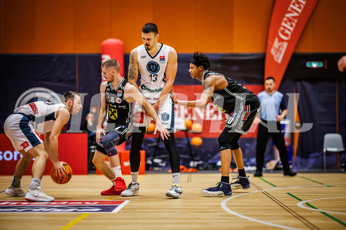 Basketball, Basketball Austria Cup 2023/24, Achtelfinale Spiel 2, Vienna Timberwolves, Flyers Wels, Jakob Szkutta (10), Gavrilo Tepic (4), Ziga Fifolt (13), Christopher Ferguson (20)