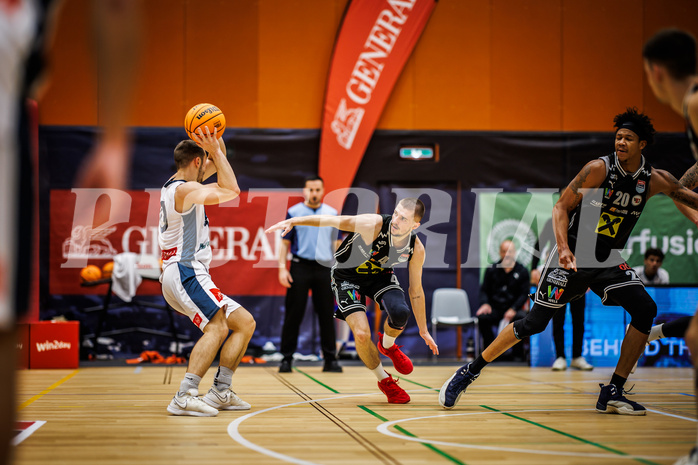 Basketball, Basketball Austria Cup 2023/24, Achtelfinale Spiel 2, Vienna Timberwolves, Flyers Wels, Jakob Szkutta (10), Gavrilo Tepic (4), Christopher Ferguson (20)