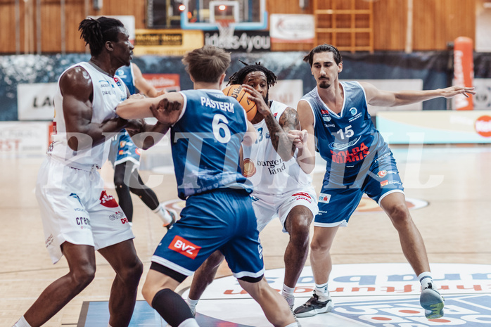 Basketball, Basketball Austria Cup 2023/24, VF Spiel 7, Oberwart Gunners, Dragonz Eisenstadt, Shaquille Rombley (5), Valentin Pasterk (6), Kris Monroe (13), Mario Spaleta (15)