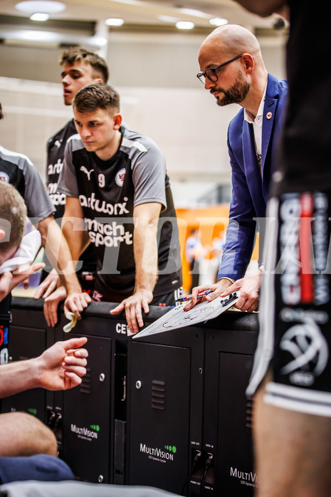 Basketball, Basketball Austria Cup 2023/24, Achtelfinale Spiel 2, Vienna Timberwolves, Flyers Wels, Sebastian Waser (Head Coach)