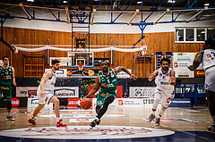 Basketball, bet-at-home Basketball Superliga 2021/22, Playoffs, Viertelfinale Spiel 1, Oberwart Gunners, Kapfenberg Bulls, Joshua Scott (5)