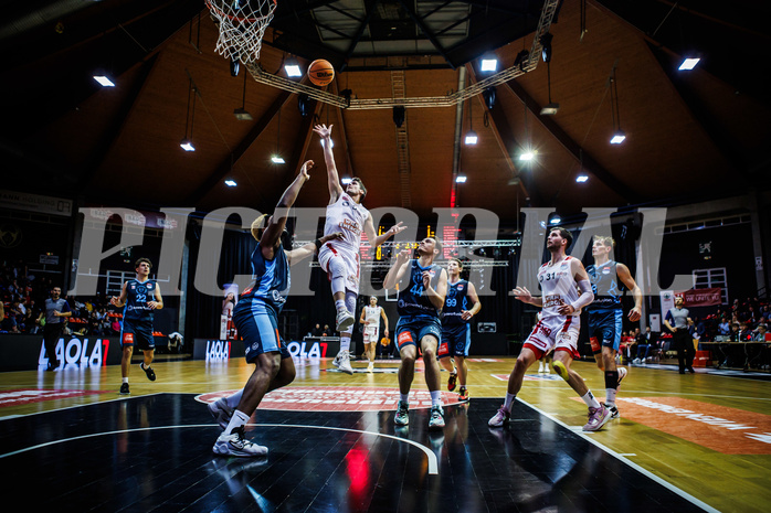 Basketball, Win2Day Superliga 2023/24, Grunddurchgang 8.Runde, BC Vienna, Vienna Timberwolves, William Emiohe (15), Bogic Vujosevic (5)