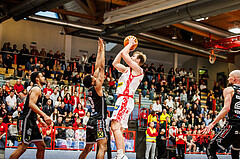 Basketball, win2day Basketball Superliga 2024/25, 8. Platzierungsrunde, Traiskirchen Lions, Flyers Wels, Ryan Moffat (4)