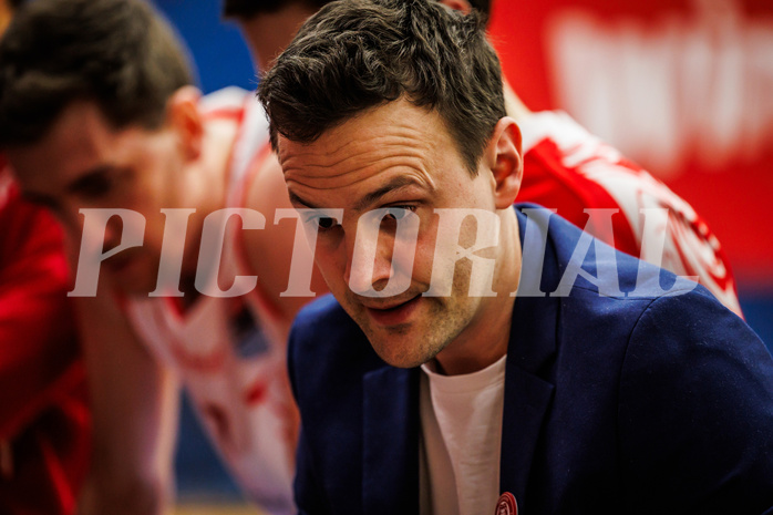 Basketball, win2day Basketball Superliga 2024/25, 8. Platzierungsrunde, Traiskirchen Lions, Flyers Wels, Benedikt Danek (Head Coach)