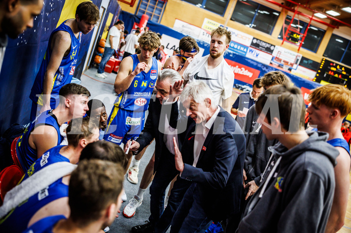 Basketball, Win2Day Superliga 2024/25, Grunddurchgang 4.Runde, Traiskirchen Lions, St. Pölten, John Tsiorgiannis (Head Coach)