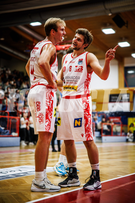 Basketball, Win2Day Superliga 2024/25, Grunddurchgang 4.Runde, Traiskirchen Lions, St. Pölten, Ryan Moffat (4), Moritz Lanegger-Rest (8)