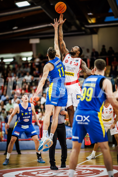 Basketball, Win2Day Superliga 2024/25, Grunddurchgang 4.Runde, Traiskirchen Lions, St. Pölten, Duje Putnik (11), Delvon Johnson (5)